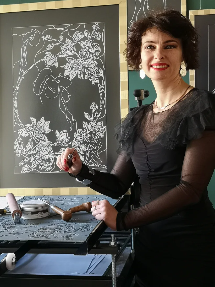 Aneta Gajos beside her One Line artwork